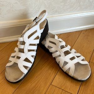 NWOT Easy Street White Leather Casual Sandals Size 9